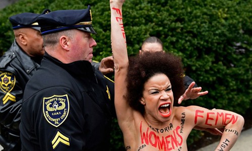 Nicolle Rochelle biểu tình ngoài tòa án ở quận Montgomery, Pennsylvania.