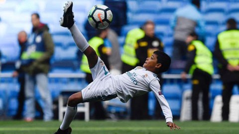 Con trai Ronaldo ngả người móc bóng giống bố