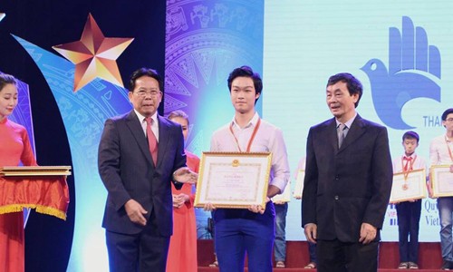Phạm Lê Việt Anh (ở giữa) nhận bằng khen trong lễ tổng kết và trao giải cuộc thi Sáng tạo thanh thiếu niên nhi đồng toàn quốc lần thứ 12 năm 2016