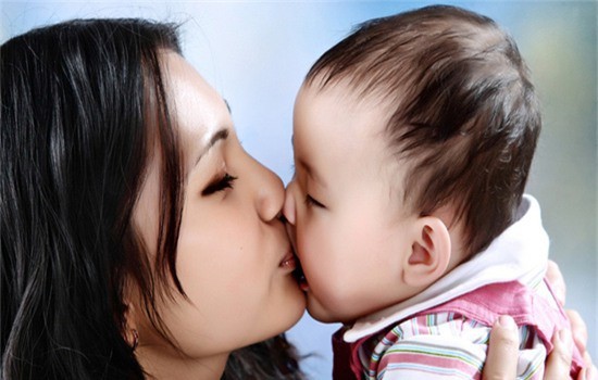 Chuyên gia cảnh báo không nên tiếp xúc quá gần, hôn môi trẻ. Đặc biệt khi có bệnh lý hô hấp, virus càng tuyệt đối không hôn.