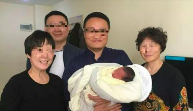 Em bé chào đời sau khi cha mẹ mất 4 năm