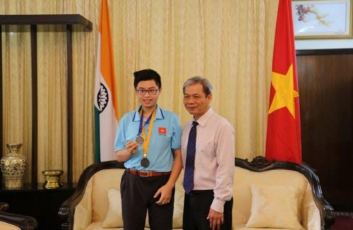 Đinh Vũ Tùng Lâm chụp ảnh cùng Tham tán Đại sứ quán Việt Nam tại Ấn Độ khi giành huy chương bạc tại kỳ thi Olimpic toán học trẻ năm 2017 tại Ấn Độ (X-IMC)