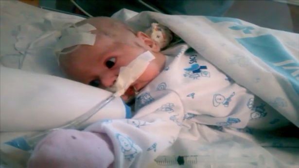 Chỉ vài giờ sau khi sinh, Paula đã ngừng thở và được đưa đi cấp cứu trong vòng 40 phút sau đó.