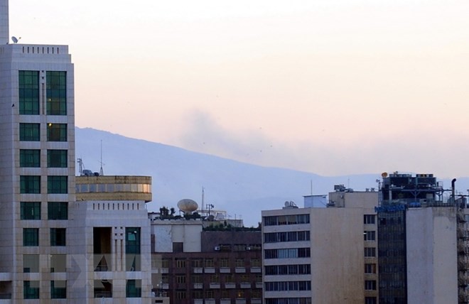 Khói bốc lên tại thủ đô Damascus sau đợt tấn công của liên quân Mỹ- Anh- Pháp nhằm vào Syria ngày 14/4. (Nguồn: THX/ TTXVN)
