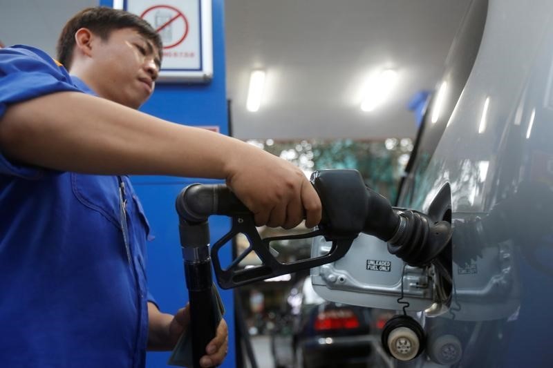 Từ 1/7, Thuế Bảo vệ môi trường với xăng có thể lên 4.000 đồng/lít. Ảnh: Reuters.