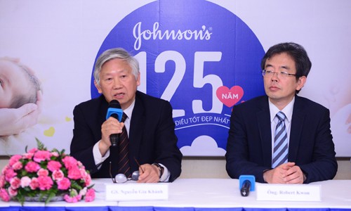 Giáo sư – Tiến sĩ Nguyễn Gia Khánh – chủ tịch Hội Nhi Khoa Việt Nam và ông Robert Kwon – Giám đốc khoa học Johnson’s khu vực Châu Á – Thái Bình Dương