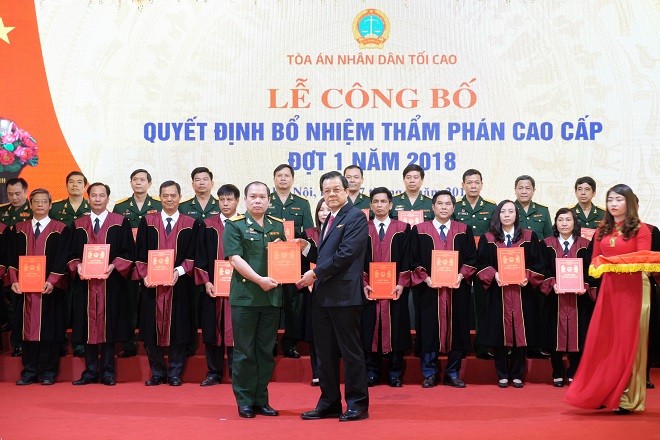 Phó Chánh án TANDTC Lê Hồng Quang trao quyết định bổ nhiệm cho các Thẩm phán Cao cấp. Ảnh Congly.vn