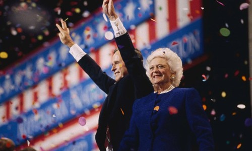 Bà Barbara Bush đứng cạnh chồng, cựu tổng thống Bush cha. Ảnh: Getty.