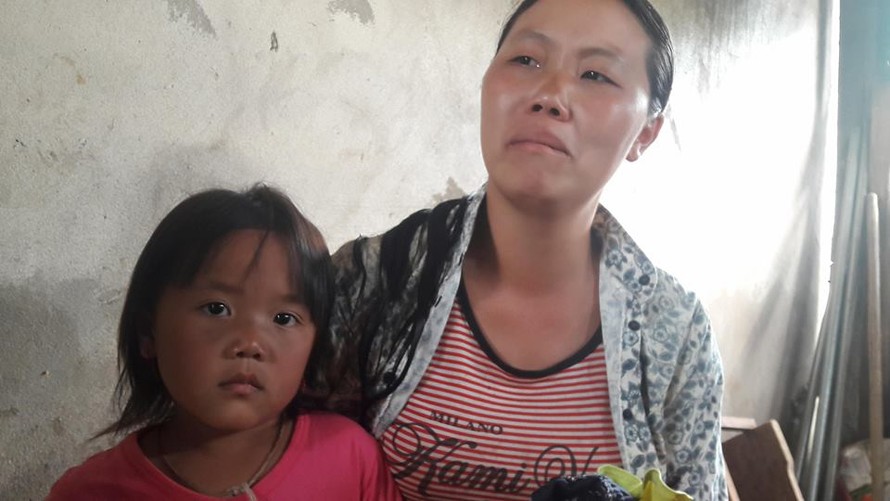 Gia đình chị Mùi Thị Tánh (mẹ của cháu Sồng A Ninh) đã nhận 330 triệu đồng tiền hỗ trợ từ cô giáo Nguyễn Thị Hương. 