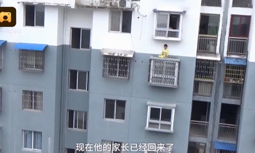 Trung Quốc giải cứu bé trai nằm ngủ trên mái cửa sổ tầng 5