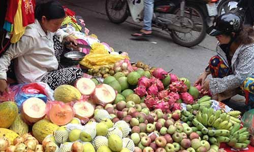 Rau quả Trung Quốc, Thái Lan vẫn cấp tập vào Việt Nam dù giữa mùa cao điểm hoa trái Việt.