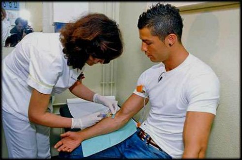 Sự thật về truyền thuyết không xăm mình của Ronaldo Có thật xăm mình thì  không hiến máu được