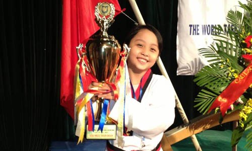 Lan Minh nhận cúp trong cuộc thi Taekwondo Thành phố Hà Nội