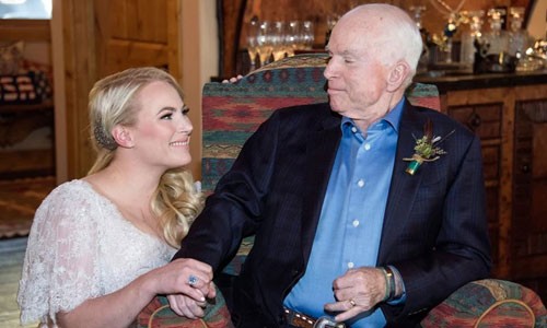 Meghan (trái) và thượng nghị sĩ John McCain khi còn sống. Ảnh: People.
