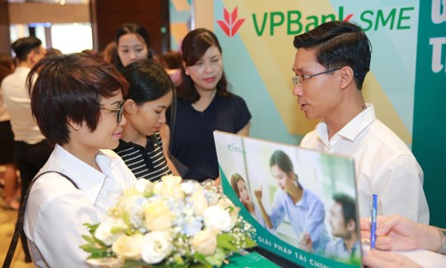 Đại diện VPBank tư vấn cho các Nữ doanh nhân về giải pháp tài chính
