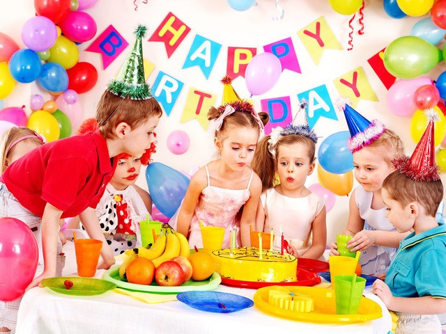 Câu chuyện đằng sau bức ảnh cậu bé mở tiệc đón sinh nhật… một mình