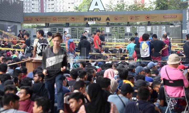 Người hâm mộ xếp hàng bên ngoài sân Bukit Jalil để đợi mua vé trận chung kết lượt đi giữa Việt Nam và Malaysia. Ảnh: NST.