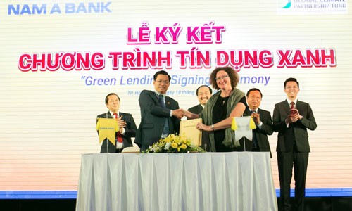 Ông Trần Ngọc Tâm – Tổng Giám đốc Nam A Bank và Bà Maud Savary Mornet – Giám đốc GCPF Khu vực Châu Á Thái Bình Dương cùng ký kết hợp tác triển khai chương trình Tín dụng xanh.