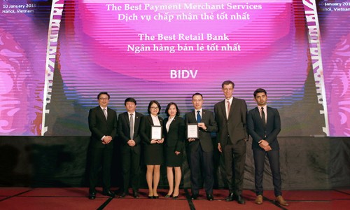 Đại diện BIDV nhận giải "Ngân hàng bán lẻ tốt nhất Việt Nam 2019" và "Ngân hàng có dịch vụ chấp nhận thẻ và quản lý dòng tiền tốt nhất Việt Nam 2019".