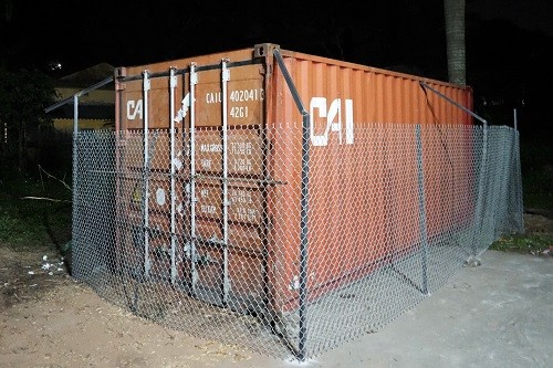 Container chứa gỗ sưa được quây bằng thép B40. Ảnh: Gia Chính