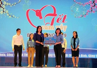 Phó Tổng Giám đốc Agribank Nguyễn Thị Phượng trao tặng 4.000 vé xe cho công nhân lao động có hoàn cảnh khó khăn làm việc tại các khu công nghiệp và các nhà máy lớn tại Bình Dương và TP Hồ Chí Minh