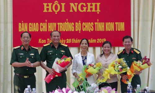 Lãnh đạo Quân khu 5 và lãnh đạo tỉnh Kon Tum chúc mừng các đồng chí Trương Quang Nhạn, Trịnh Ngọc Trọng
