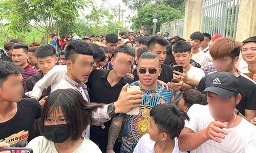 Dương Minh Tuyền xuất hiện tại Hưng Yên để động viên nữ sinh bị bạo hành (Ảnh cắt từ video)