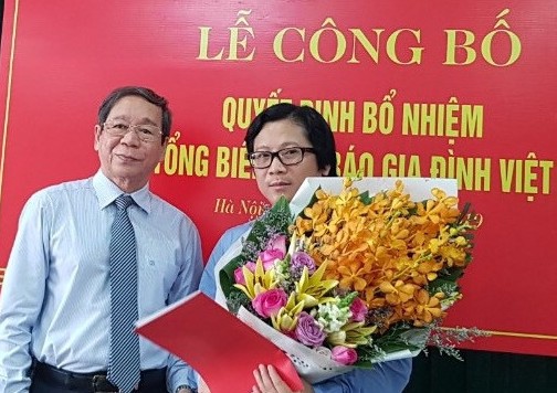 Tiến sĩ Nguyễn Bá Thủy – Chủ tịch Hội KHHGĐ Việt Nam trao quyết định cho nhà báo Lê Anh Đạt