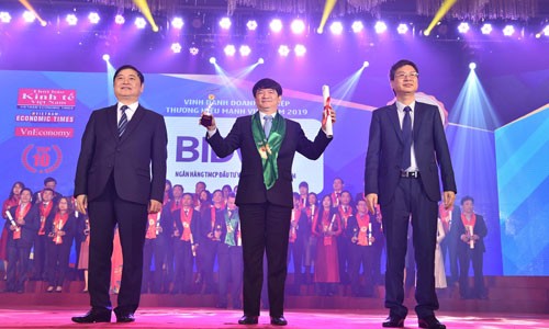 Phó Tổng giám đốc BIDV Lê Trung Thành nhận giải thưởng. Ảnh: N.H