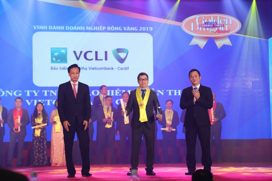 Ông Vũ Tuấn Minh – Phó Tổng Giám đốc VCLI nhận Giải thưởng Rồng Vàng 2018