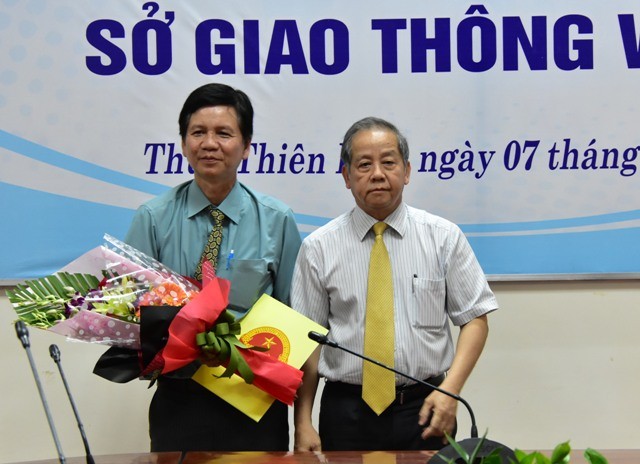 Chủ tịch UBND tỉnh Thừa Thiên Huế Phan Ngọc Thọ trao quyết định và chúc mừng đồng chí Nguyễn Văn Thành