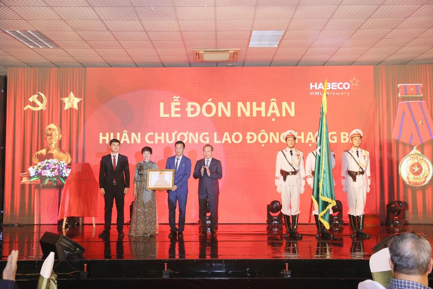 Lãnh đạo Nhà máy Bia Hà Nội – Mê Linh đón nhận Huân chương Lao động hạng Ba