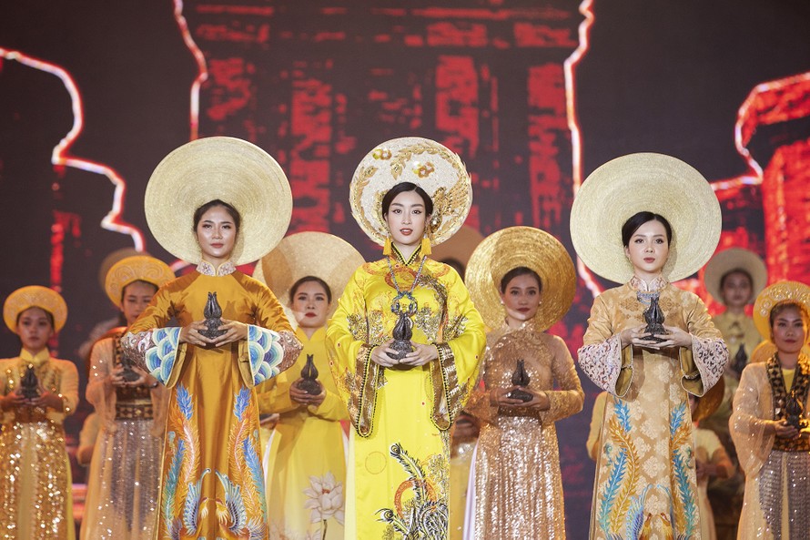 Hoa Hậu Việt Nam Đỗ Mỹ Linh thực hiện nghi lễ dâng trầm tại chương trình Trầm Hương Khánh Hoà- Linh khí của Trời Đất.