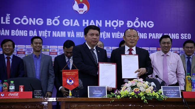 TTK VFF Lê Hoài Anh (trái) và HLV Park Hang Seo trong lễ ký kết gia hạn hợp đồng. Ảnh: Hoàng Linh