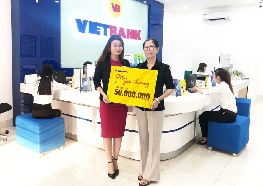 Bà Võ Thị Ngọc Ba – Phó Giám đốc Phòng giao dịch Kế Sách của Vietbank trao giải thưởng cho khách hàng Lâm Ngọc Yến trúng giải Nhất 50 triệu đồng.