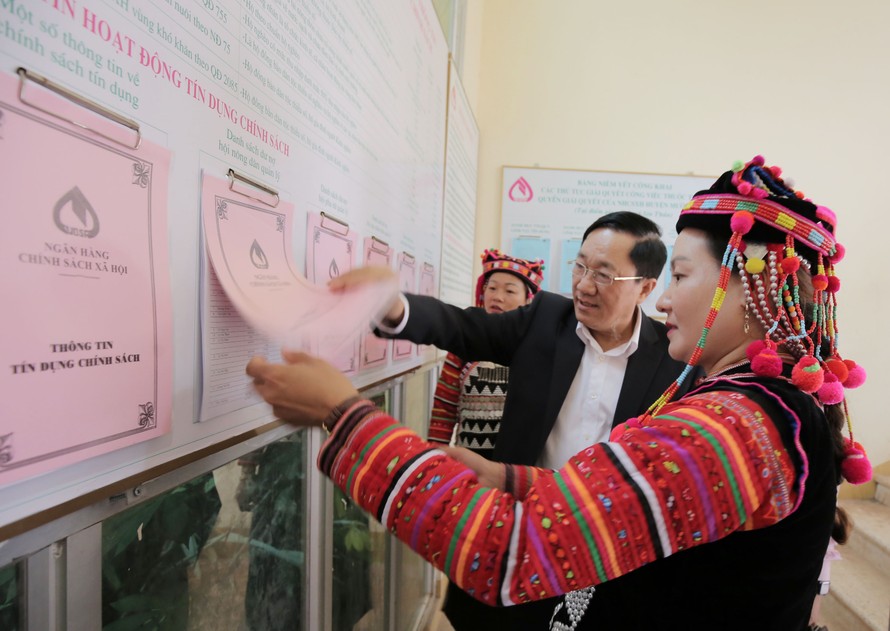 Tổng Giám đốc NHCSXH Dương Quyết Thắng kiểm tra thông tin tín dụng chính sách tại xã Sín Thầu, huyện Mường Nhé