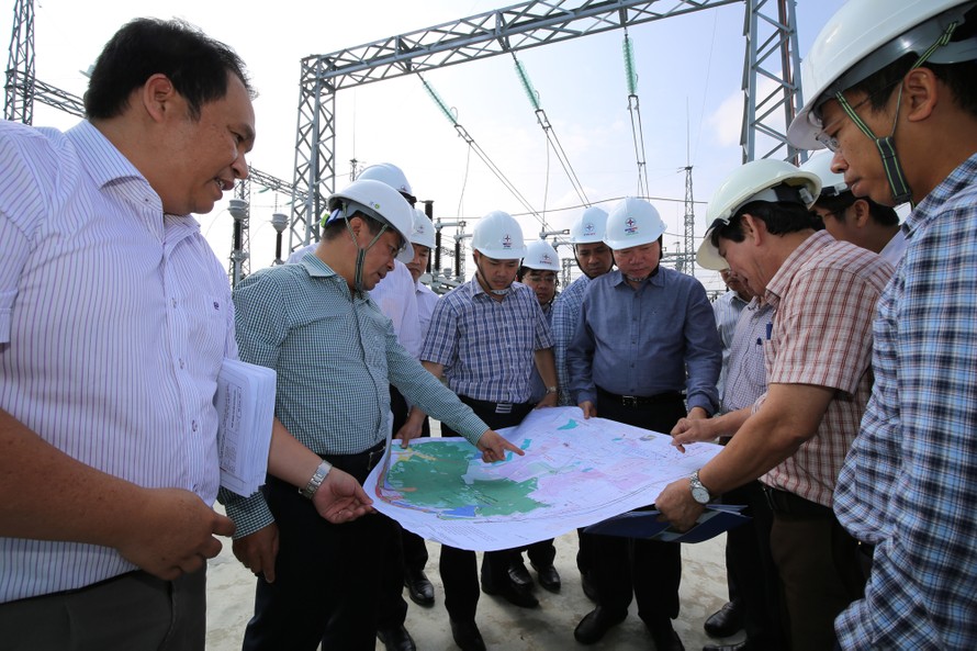 Chủ tịch HĐTV EVNNPT Đặng Phan Tường kiểm tra tiến độ thi công dự án đường dây 200kV tại Ninh Phước (Ninh Thuận)