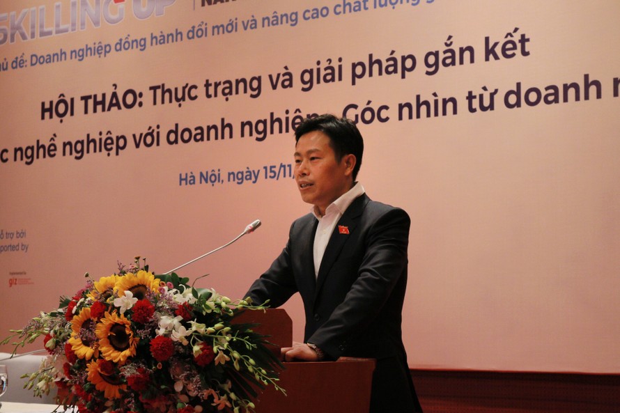 Nhấn mạnh sự thay đổi của giáo dục nghề nghiệp, Thứ trưởng LĐ-TB&XH Lê Quân cho rằng, trường nghề muốn đổi mới chỉ có nhờ doanh nghiệp.