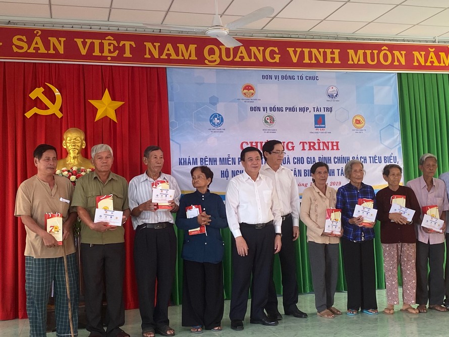 Đồng chí Nguyễn Xuân Thắng, Bí thư Trung ương Đảng, Giám đốc Học viện Chính trị Quốc gia Hồ Chí Minh và đồng chí Phạm Viết Thanh, Bí thư Tỉnh ủy Tây Ninh tặng quà cho các gia đình chính sách
