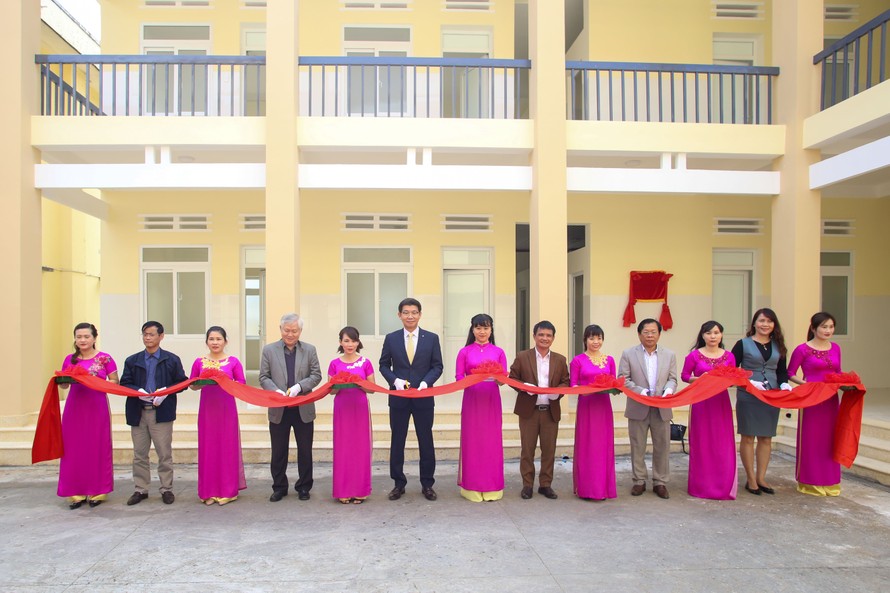 Hanwha Life Việt Nam trao tặng phòng khám khoa nhi – sản khoa cho Đắk Lắk