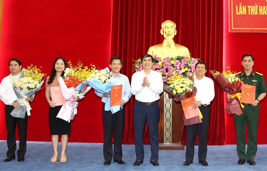 Bí thư Tỉnh ủy Phú Thọ Bùi Minh Châu trao quyết định và chúc mừng 5 cán bộ đượcBan Bí thư Trung ương Đảng chỉ định giữ chức vụ mới.