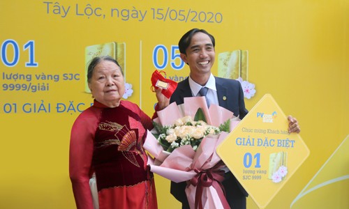 PVcomBank trao thưởng cho bà Thân Thị Cúc - khách hàng may mắn nhận Giải Đặc biệt 