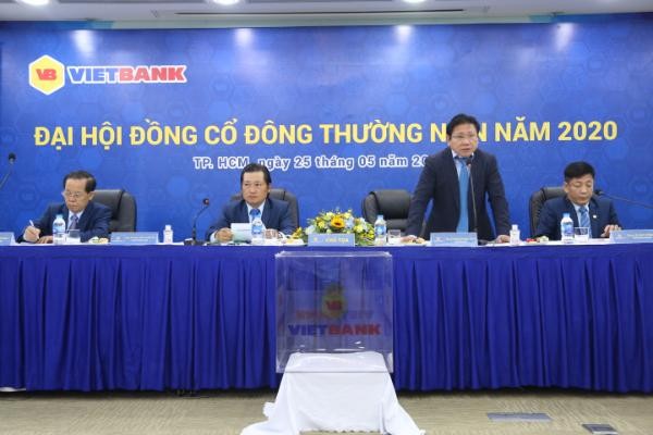 Chủ tọa đoàn tại cuộc họp ĐHCĐ Vietbank 2020 trả lời, giải đáp các câu hỏi của cổ đông