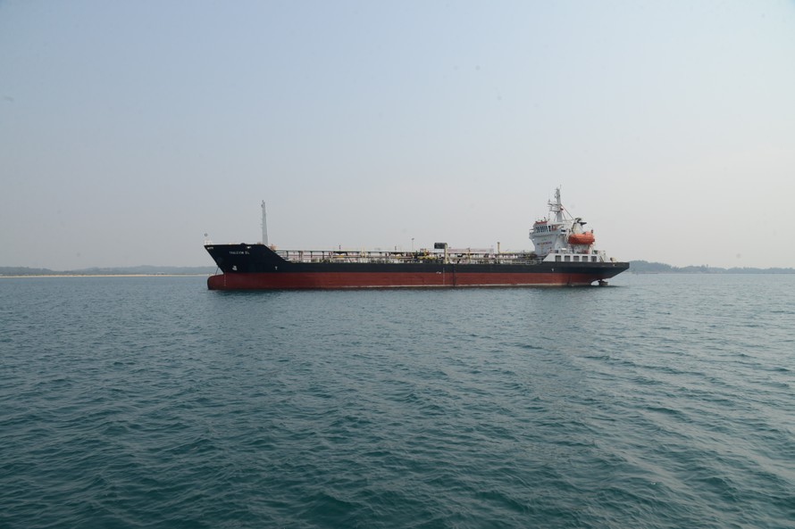 Tàu chở hàng của Thành Lễ neo đậu chuẩn bị nhập xăng dầu tại vịnh Dung Quất