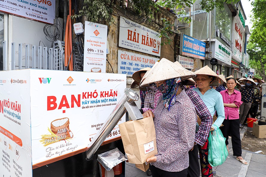 Những hạt gạo tình nghĩa, ấm lòng người khó khăn