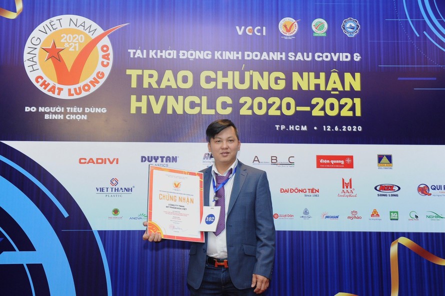 Ông Hồ Văn Tiền Giang - Giám Đốc Công ty Mỹ phẩm Hoa Việt vinh dự nhận danh hiệu HVNCLC do người tiêu dùng bình chọn