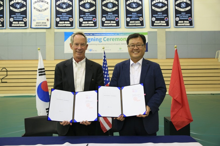 Lễ ký kết ngày 23 tháng 6, 2020 giữa đại diện Liên doanh Giáo dục quốc tế Ecopark Daesung và đại diện Trường Chadwick (USA) được diễn ra trong khuôn viên trường Chadwick International School ở Songdo, Hàn Quốc