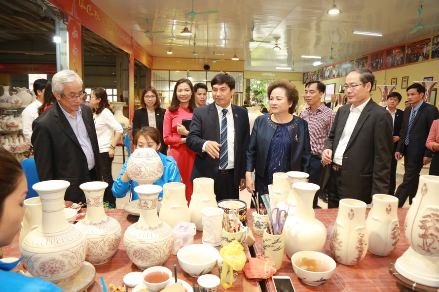 Sau cổ phần hóa, Bà Nguyễn Thị Nga Chủ tịch Tập đoàn BRG định hướng đầu tư phát triển để đưa Gốm Chu Đậu trở thành một trong những biểu tượng Quốc gia