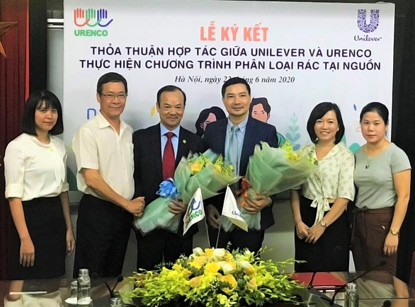 Ông Nguyễn Hữu Tiến (URENCO) và ông Đỗ Thái Vương (Unilever) cùng ký kết phê chuẩn chương trình hợp tác hành động năm 2020 