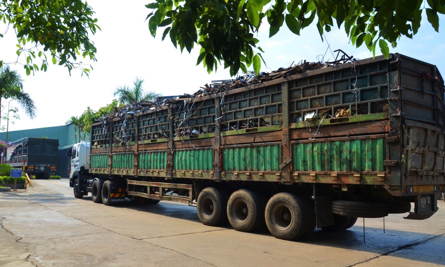 Nhập phế liệu để sản xuất thép “xanh” tại KCN Hòa Phú